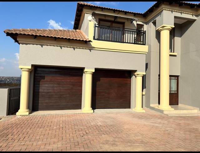 6 BEDROOM HOUSE FOR SALE IN THATCHFIELD